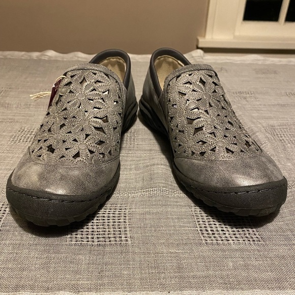 JBU “Wildflower Moc” size 6.  Grey shimmer. Memory foam footbed - Picture 1 of 9